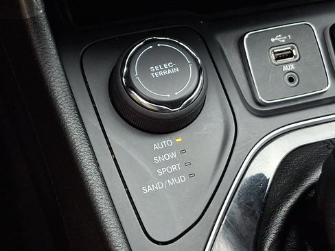 Used 2019 Jeep Cherokee Limited AWD/4WD image 22