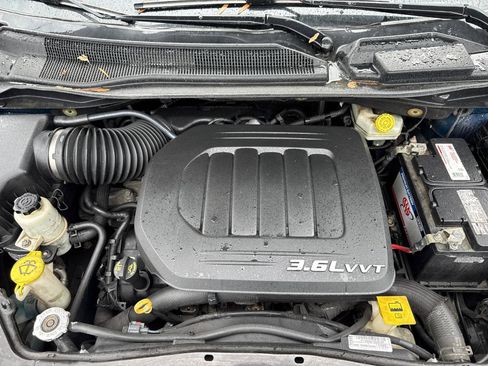 Used 2017 Dodge Grand Caravan SE w/ UConnect Hands-Free Group image 5