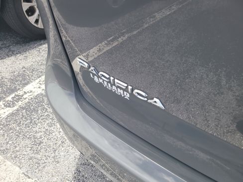 Used 2022 Chrysler Pacifica Touring-L FWD image 10