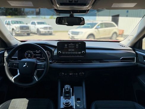 Used 2023 Mitsubishi Outlander SE image 30