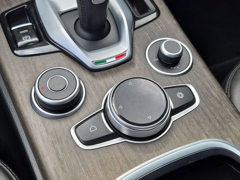 Used 2022 Alfa Romeo Stelvio Ti image 34