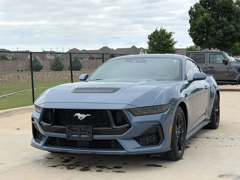 Used 2025 Ford Mustang GT Premium RWD image 3