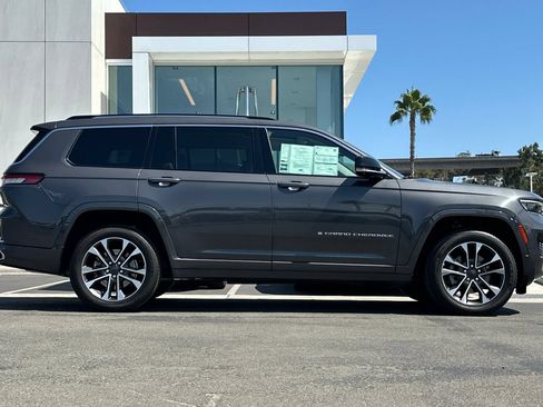 Used 2022 Jeep Grand Cherokee L Overland w/ Advanced Protech Group III AWD/4WD image 2