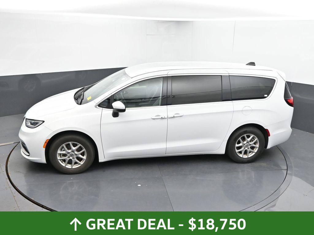 Used 2023 Chrysler Pacifica Touring-L FWD image 38