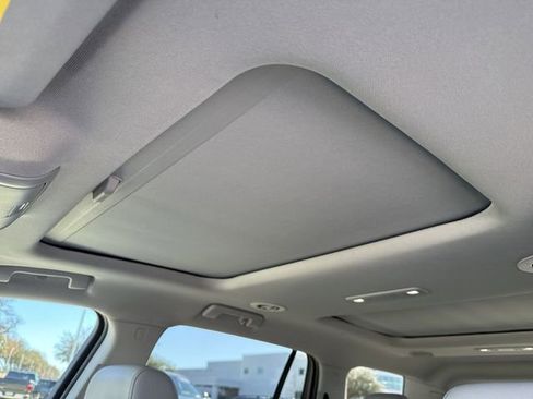 Used 2022 GMC Acadia SLT w/ Technology Package image 22