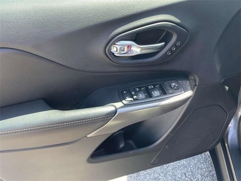 Used 2019 Jeep Cherokee Limited image 16