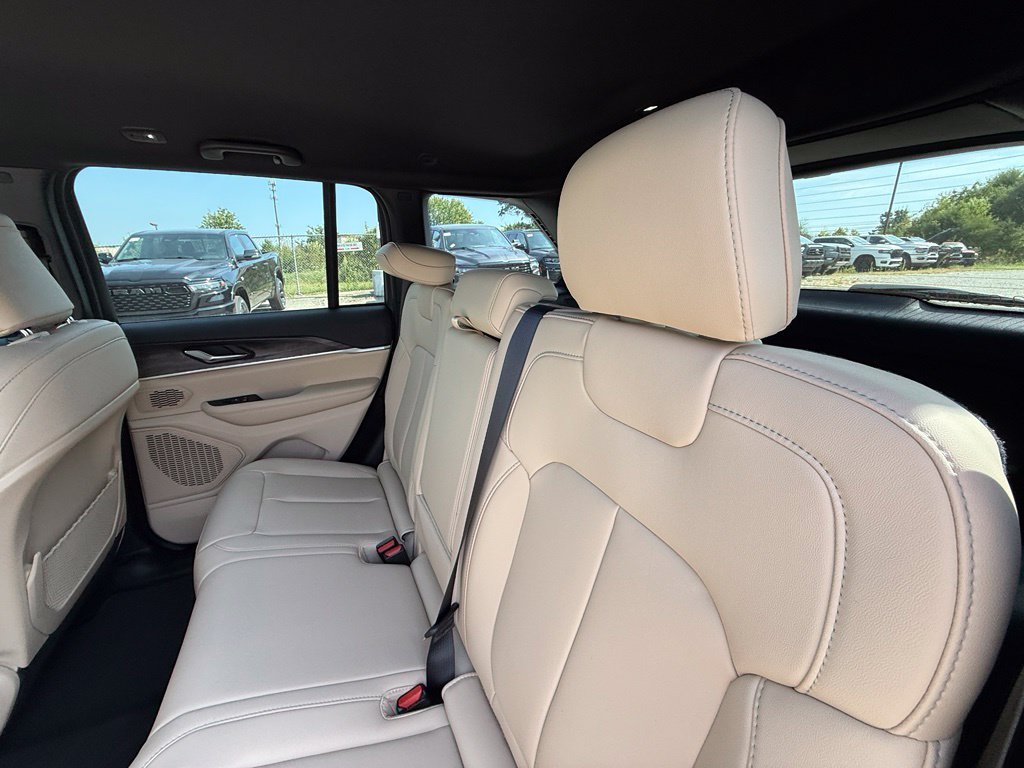New 2027 Jeep Grand Cherokee Limited AWD/4WD image 24