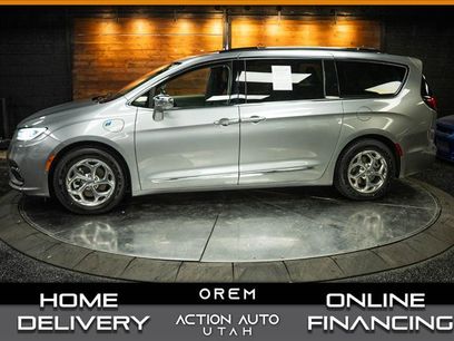 Used 2021 Chrysler Pacifica Limited w/ Uconnect Theater Family Group