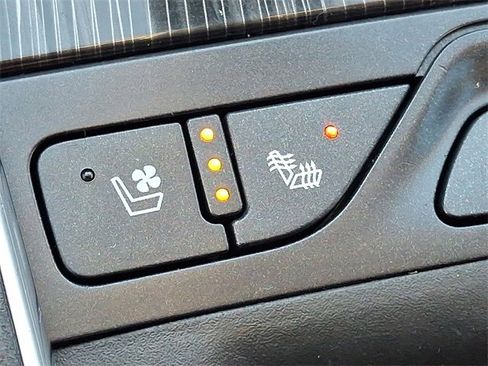 Used 2016 Chevrolet Impala LTZ w/ Enhanced Convenience Package image 22