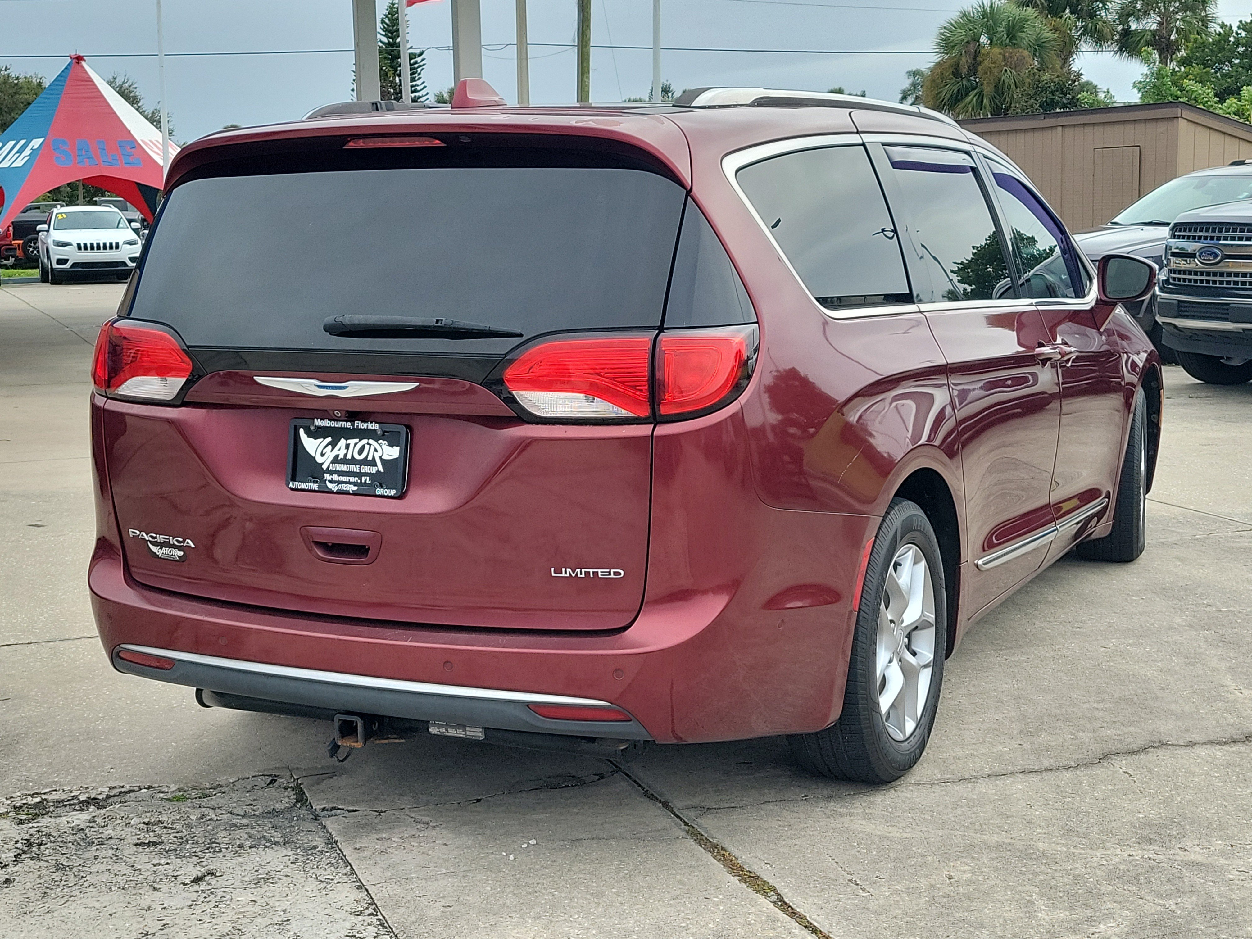 Used 2017 Chrysler Pacifica Limited w/ UConnect Theater Package FWD image 4