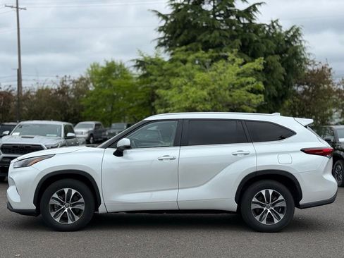 Used 2023 Toyota Highlander XLE FWD image 2