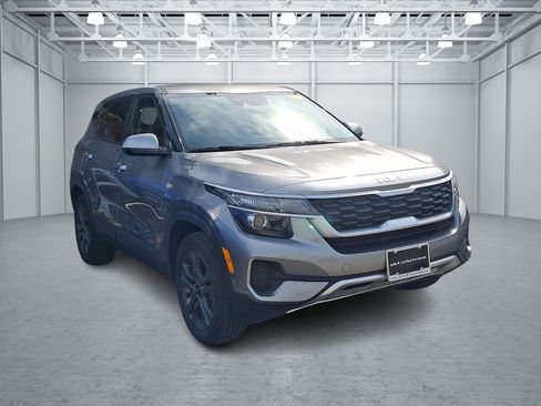 Used 2023 Kia Seltos LX AWD/4WD image 3