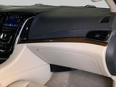 Used 2018 Cadillac Escalade Luxury AWD/4WD image 19
