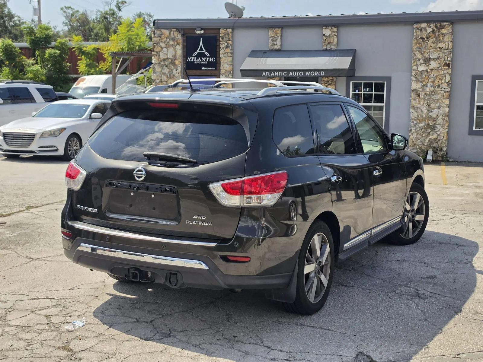 Used 2015 Nissan Pathfinder Platinum w/ Family Entertainment Package FWD image 4