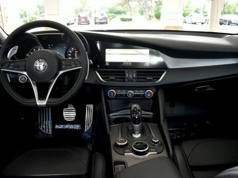 Used 2017 Alfa Romeo Giulia Ti w/ TI 19" Sport Package AWD/4WD image 13