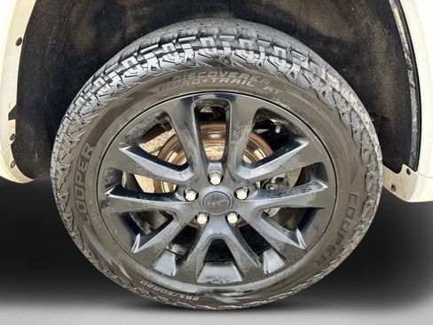 Used 2019 Jeep Grand Cherokee Altitude AWD/4WD image 10