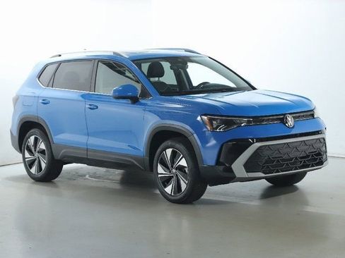 Used 2025 Volkswagen Taos SE image 9