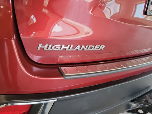Used 2019 Toyota Highlander AWD V6 image 10