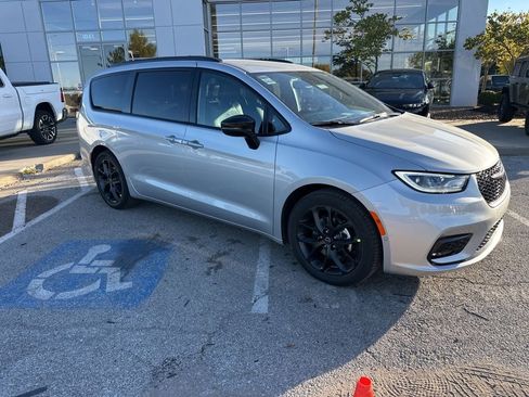 New 2026 Chrysler Pacifica Select image 40