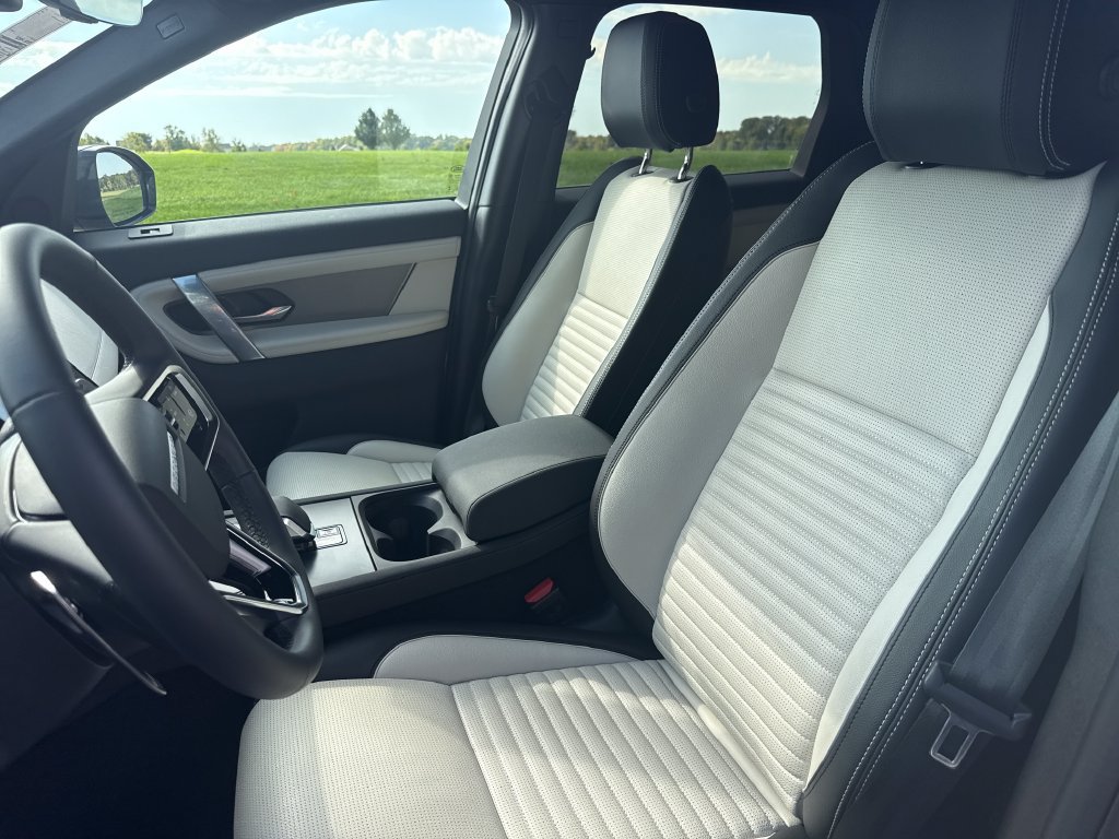 Used 2026 Land Rover Discovery Sport Landmark AWD/4WD image 13