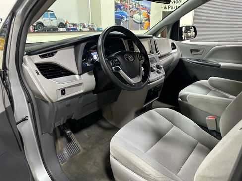 Used 2019 Toyota Sienna L w/ Carpet Mat Package image 18