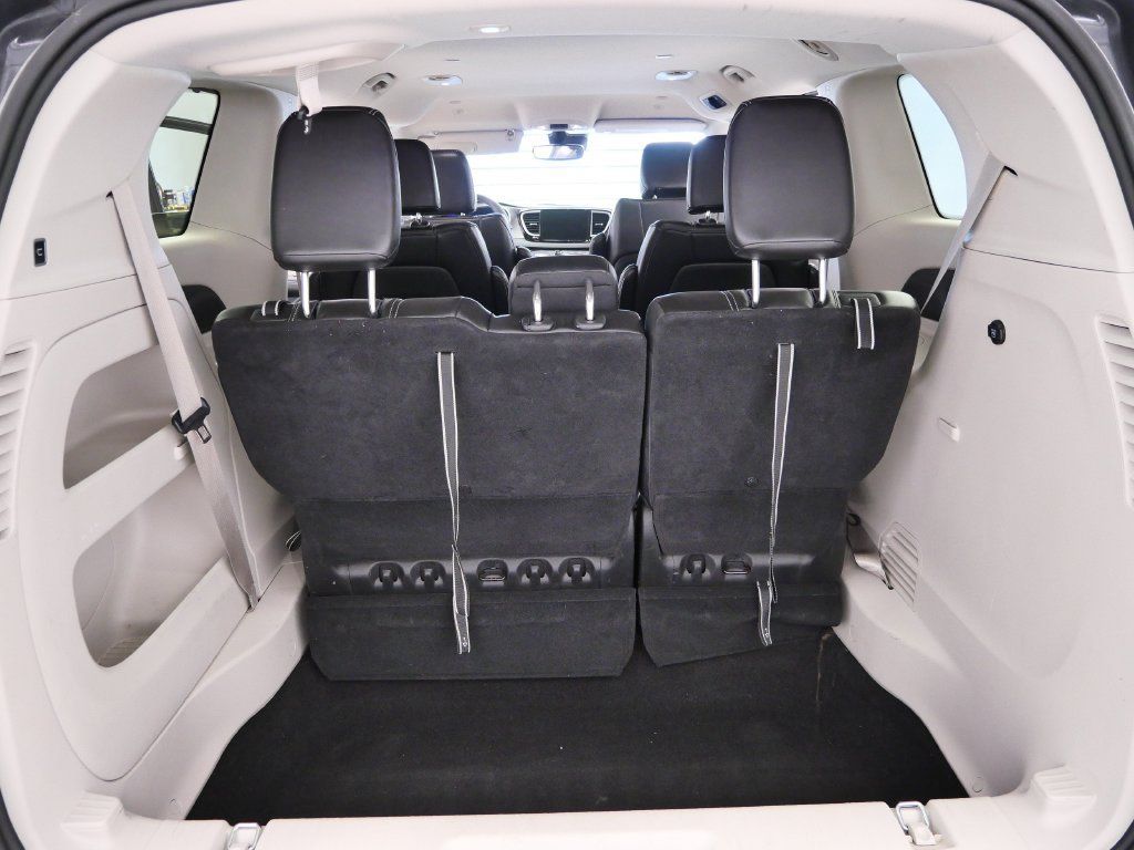 Certified 2023 Chrysler Pacifica Touring-L FWD image 17