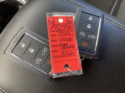 Used 2023 Jeep Grand Cherokee L Laredo image 49