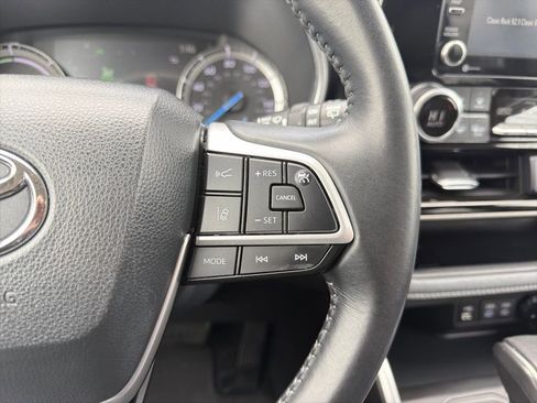 Used 2022 Toyota Highlander XLE AWD/4WD image 7