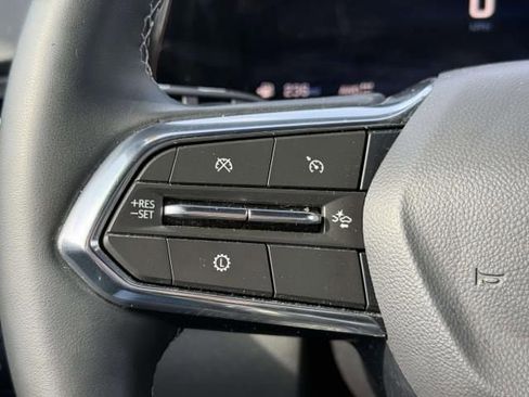 Used 2025 Chevrolet Traverse LT image 22