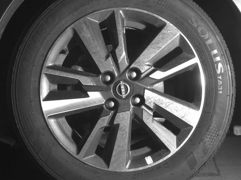 Used 2025 Nissan Versa SV image 12