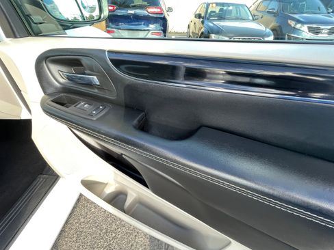 Used 2017 Dodge Grand Caravan SXT w/ Driver Convenience Group image 27