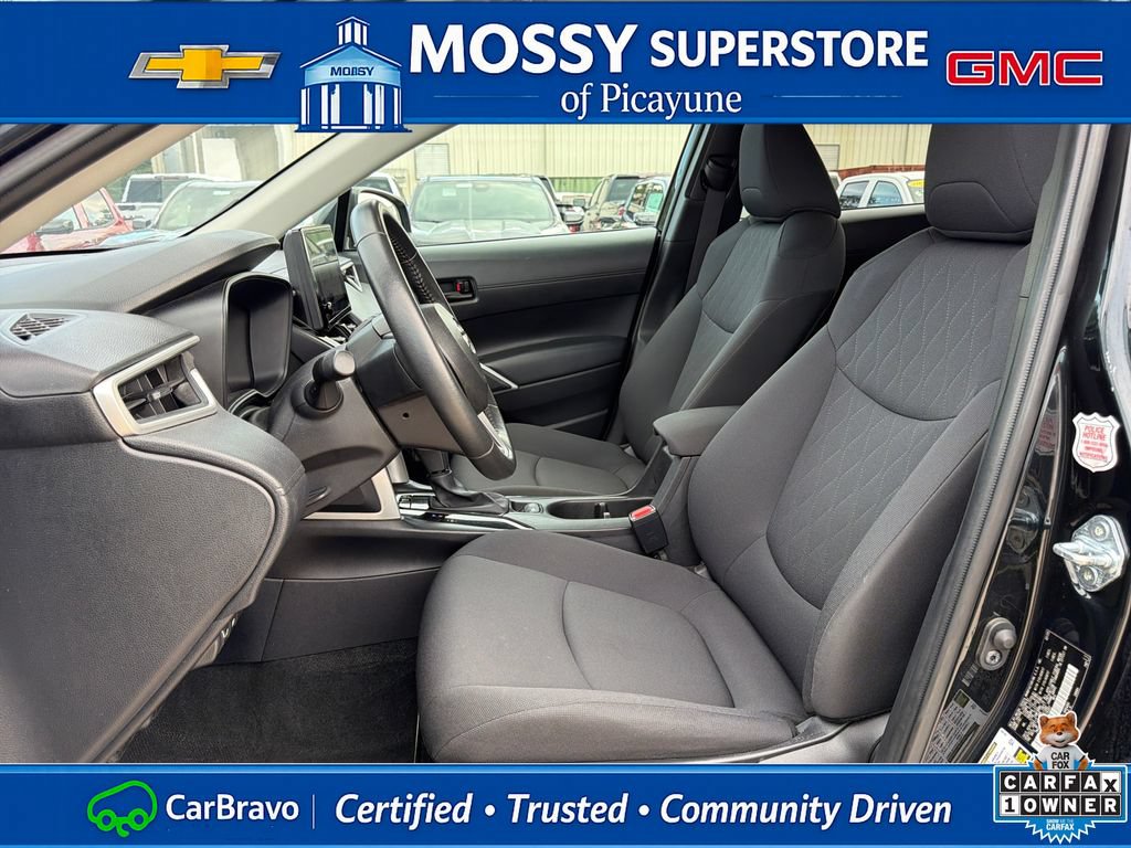 Used 2025 Toyota Corolla Cross LE FWD image 12