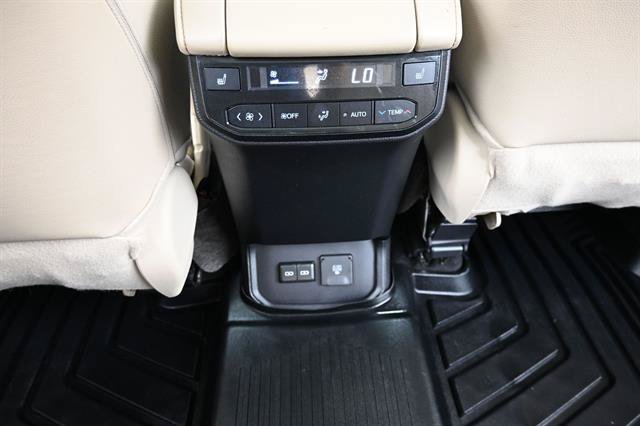 Used 2024 Toyota Highlander Platinum FWD image 14