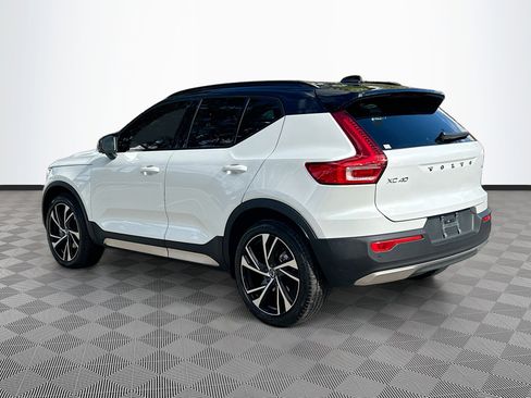 Used 2021 Volvo XC40 T4 R-Design image 5