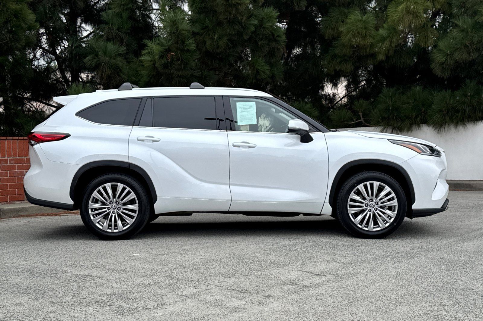 Used 2023 Toyota Highlander Platinum FWD image 3