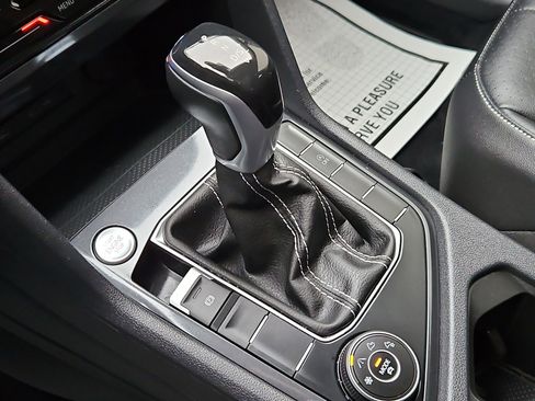 Used 2022 Volkswagen Tiguan SE image 17