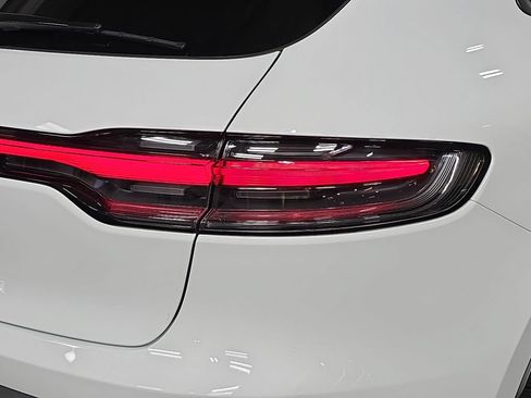 Certified 2025 Porsche Macan AWD/4WD image 30