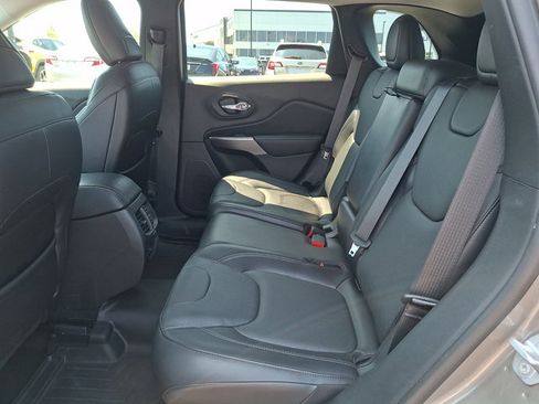 Used 2019 Jeep Cherokee Limited w/ Luxury Group AWD/4WD image 10