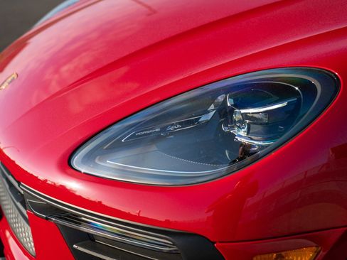Certified 2022 Porsche Macan AWD/4WD image 30