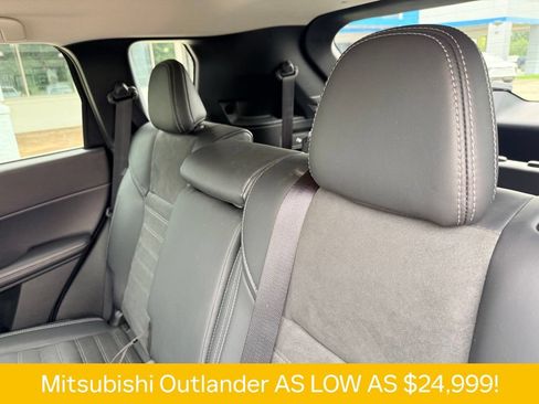 Used 2025 Mitsubishi Outlander SE FWD image 17