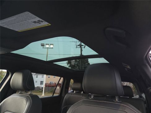 Used 2024 Volkswagen Tiguan SEL R-Line image 25