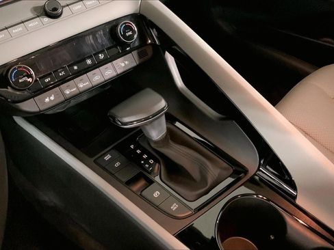 Used 2025 Hyundai Elantra Limited image 17