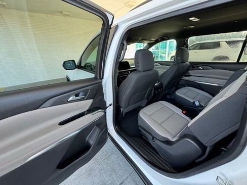 Used 2025 Chevrolet Traverse LT image 19