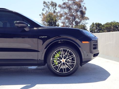 Certified 2025 Porsche Cayenne E-Hybrid AWD/4WD image 11