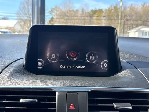 Used 2018 MAZDA MAZDA3 Grand Touring image 11