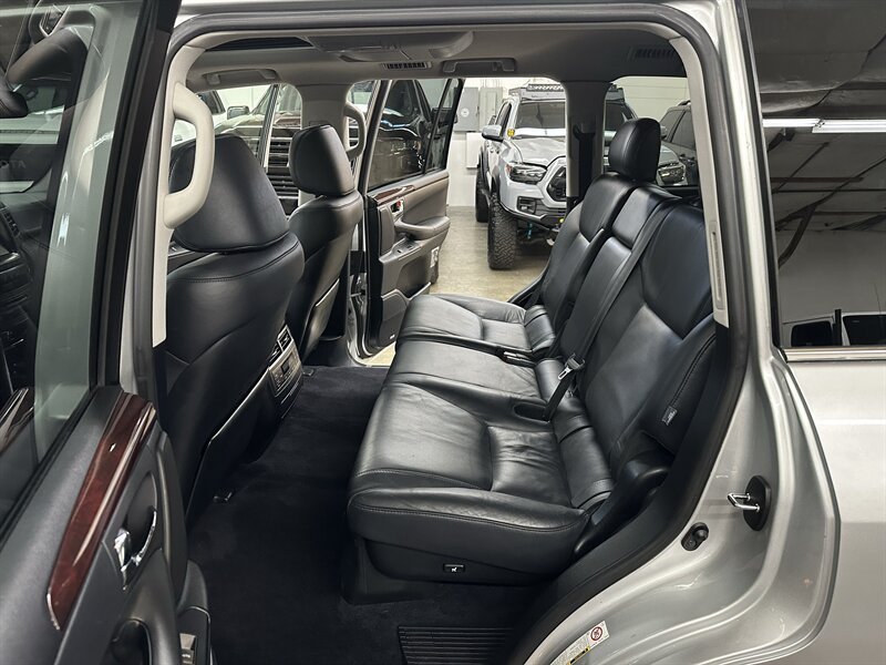 Used 2011 Lexus LX 570 4WD w/ Luxury Pkg image 12
