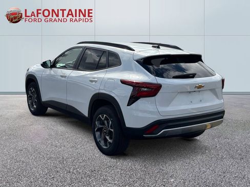 Used 2025 Chevrolet Trax LT w/ LT Convenience Package image 5