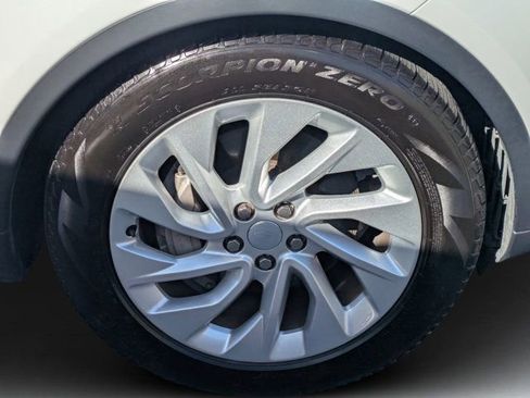 Used 2025 Land Rover Discovery S image 8