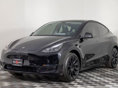 Used 2024 Tesla Model Y Long Range AWD/4WD image 2
