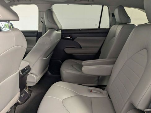 Used 2023 Toyota Highlander XLE AWD/4WD image 32